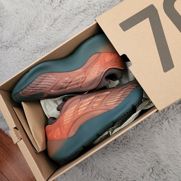Adidas Yeezy 700 V3 Copper Fade US Men's size 9.5 GY4109 - we-bc.ca